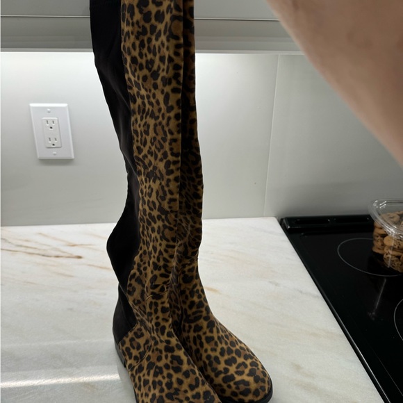 Micheal kors boots 2 inch heel - Picture 6 of 7